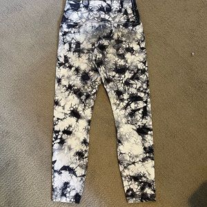 Lulu Lemon Black & White Tye Dye Leggings (full length)